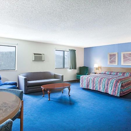 Super 8 By Wyndham Hot Springs Hotel Exterior photo