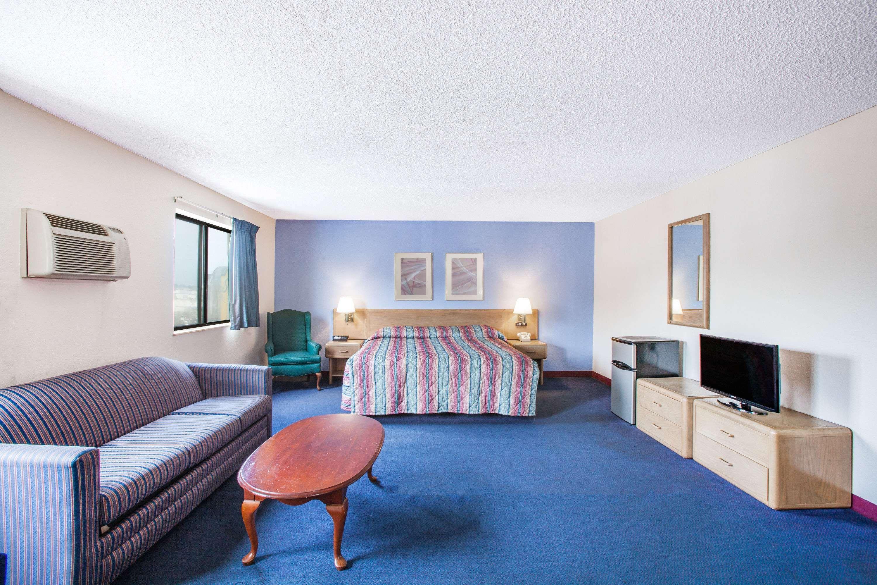 Super 8 By Wyndham Hot Springs Hotel Exterior photo