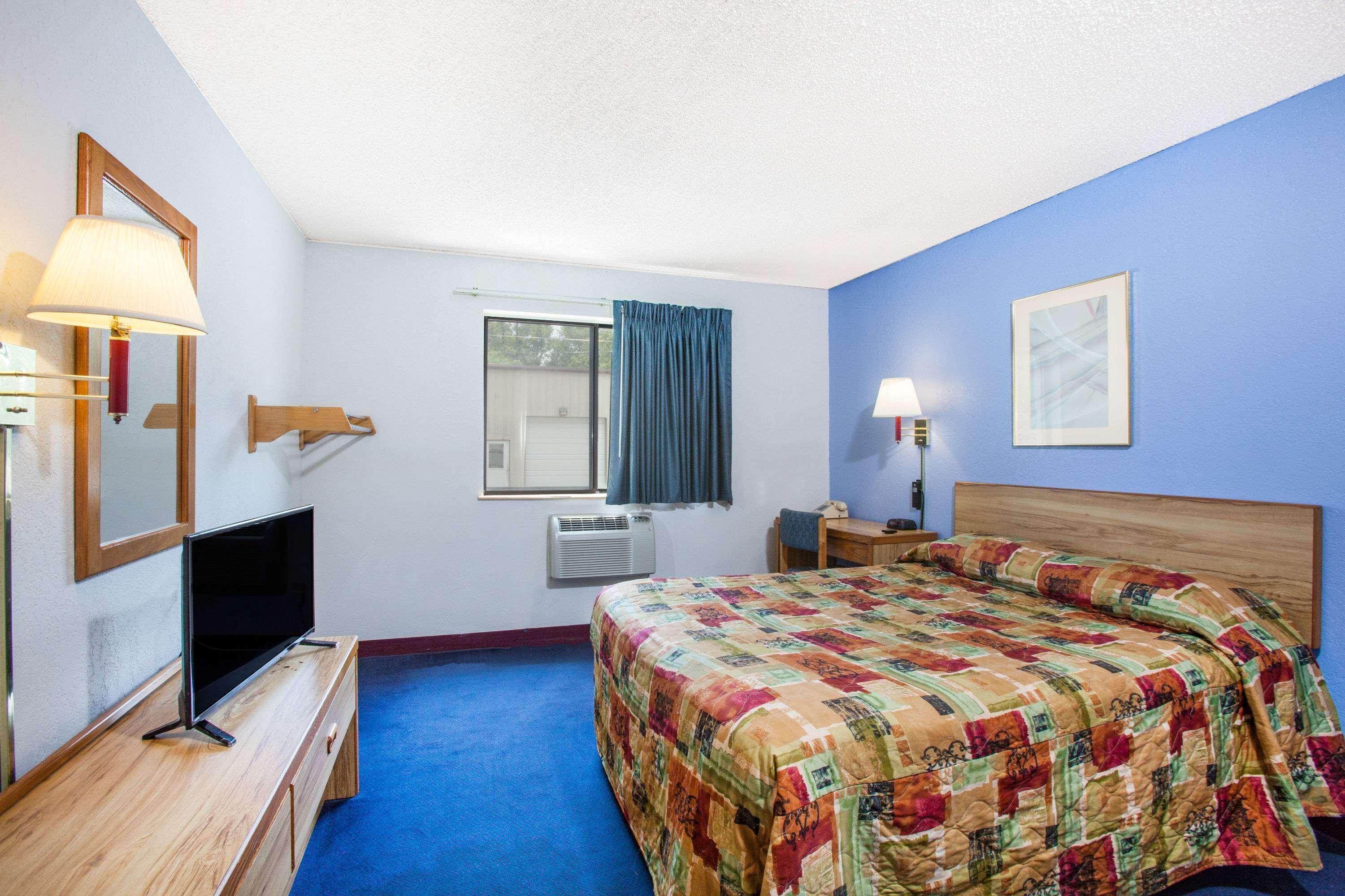 Super 8 By Wyndham Hot Springs Hotel Exterior photo