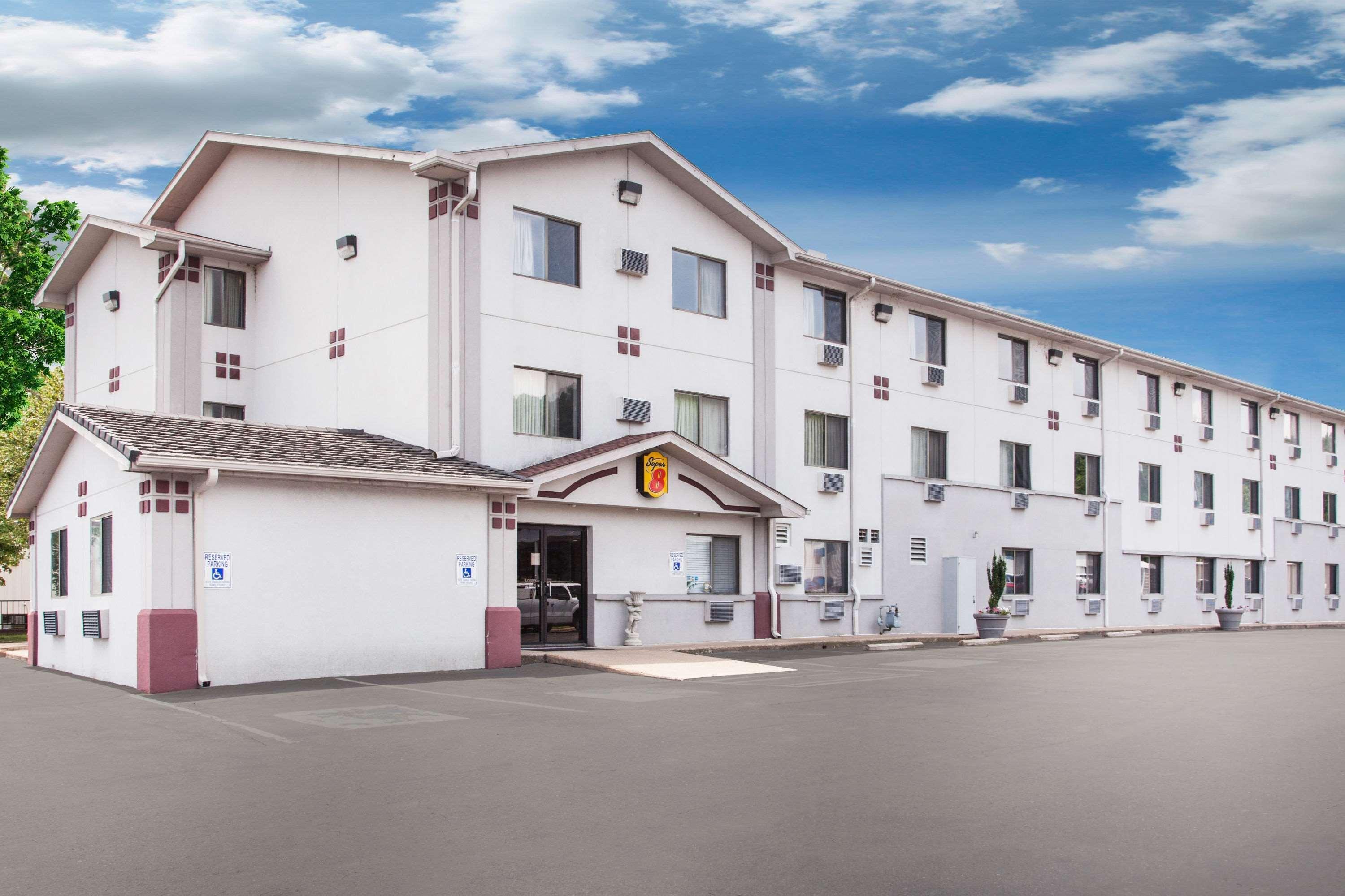 Super 8 By Wyndham Hot Springs Hotel Exterior photo