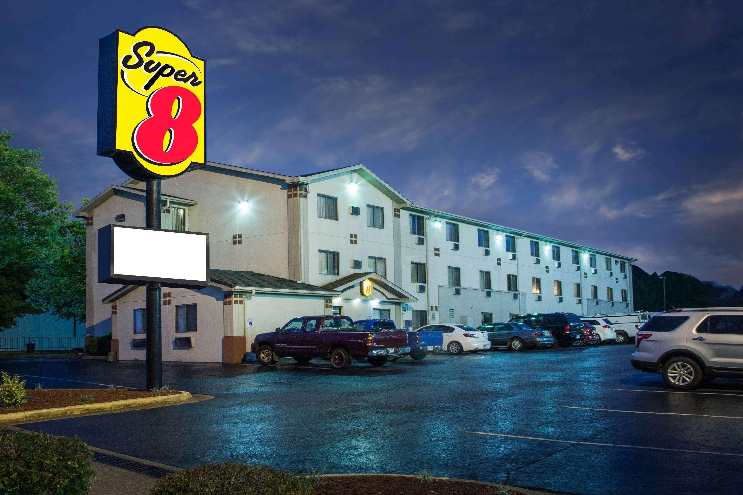 Super 8 By Wyndham Hot Springs Hotel Exterior photo