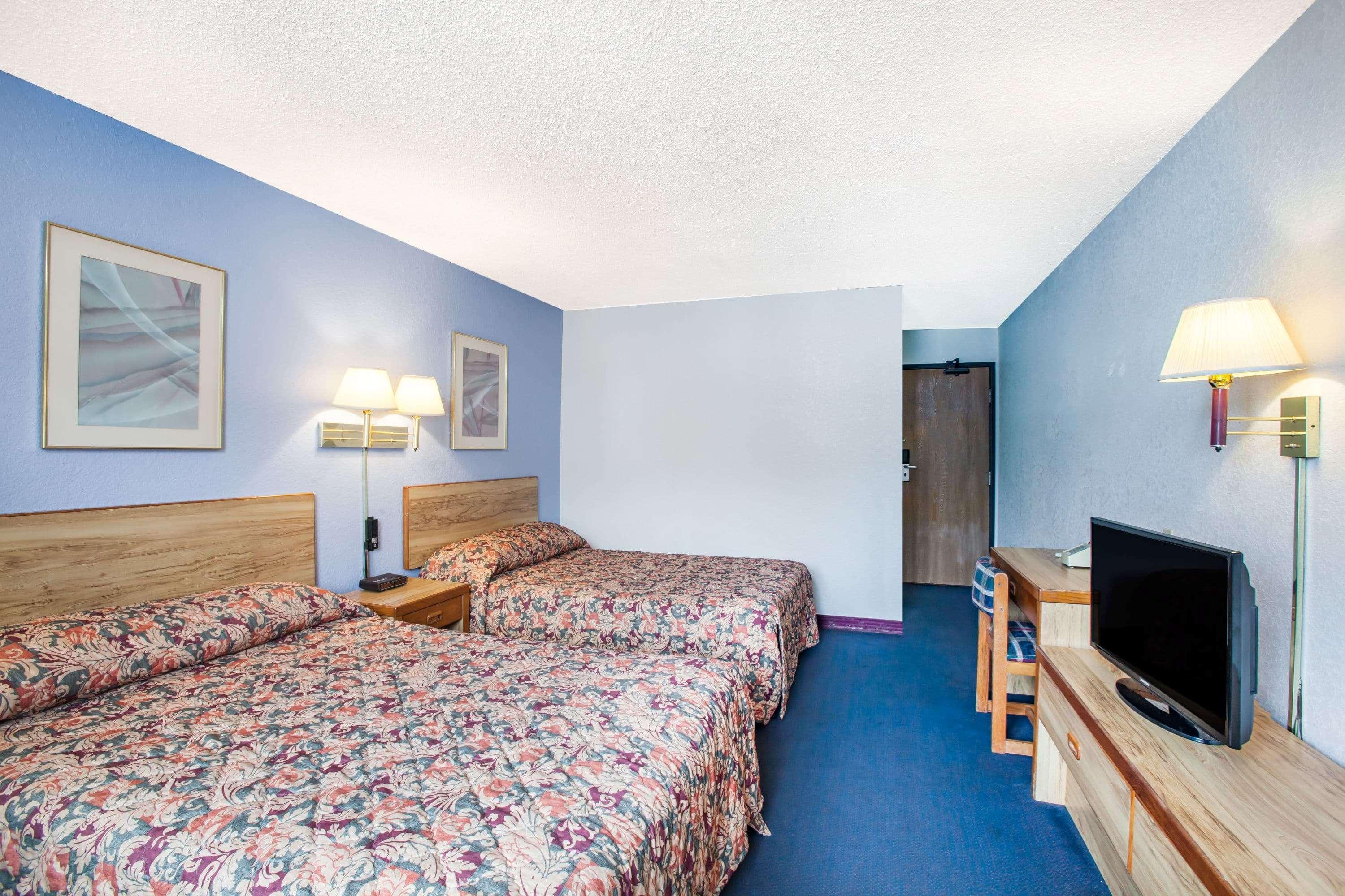 Super 8 By Wyndham Hot Springs Hotel Exterior photo