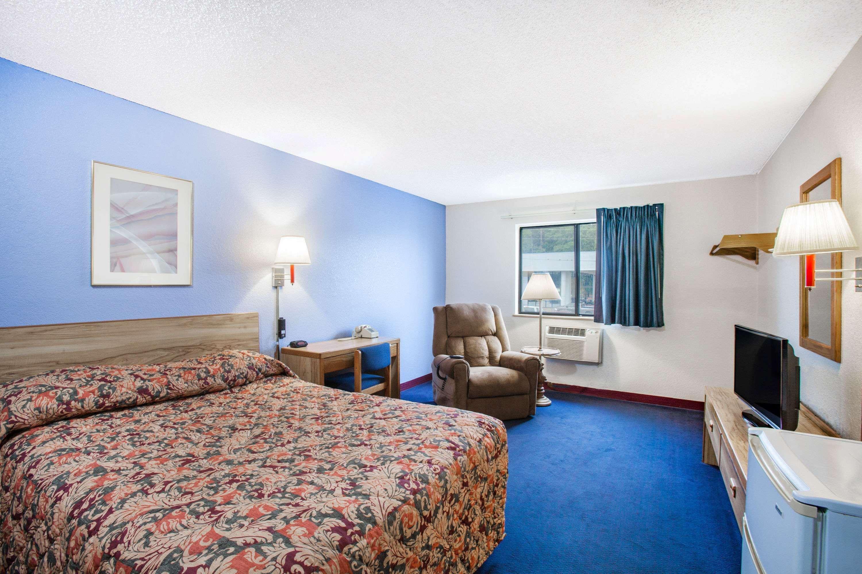 Super 8 By Wyndham Hot Springs Hotel Exterior photo