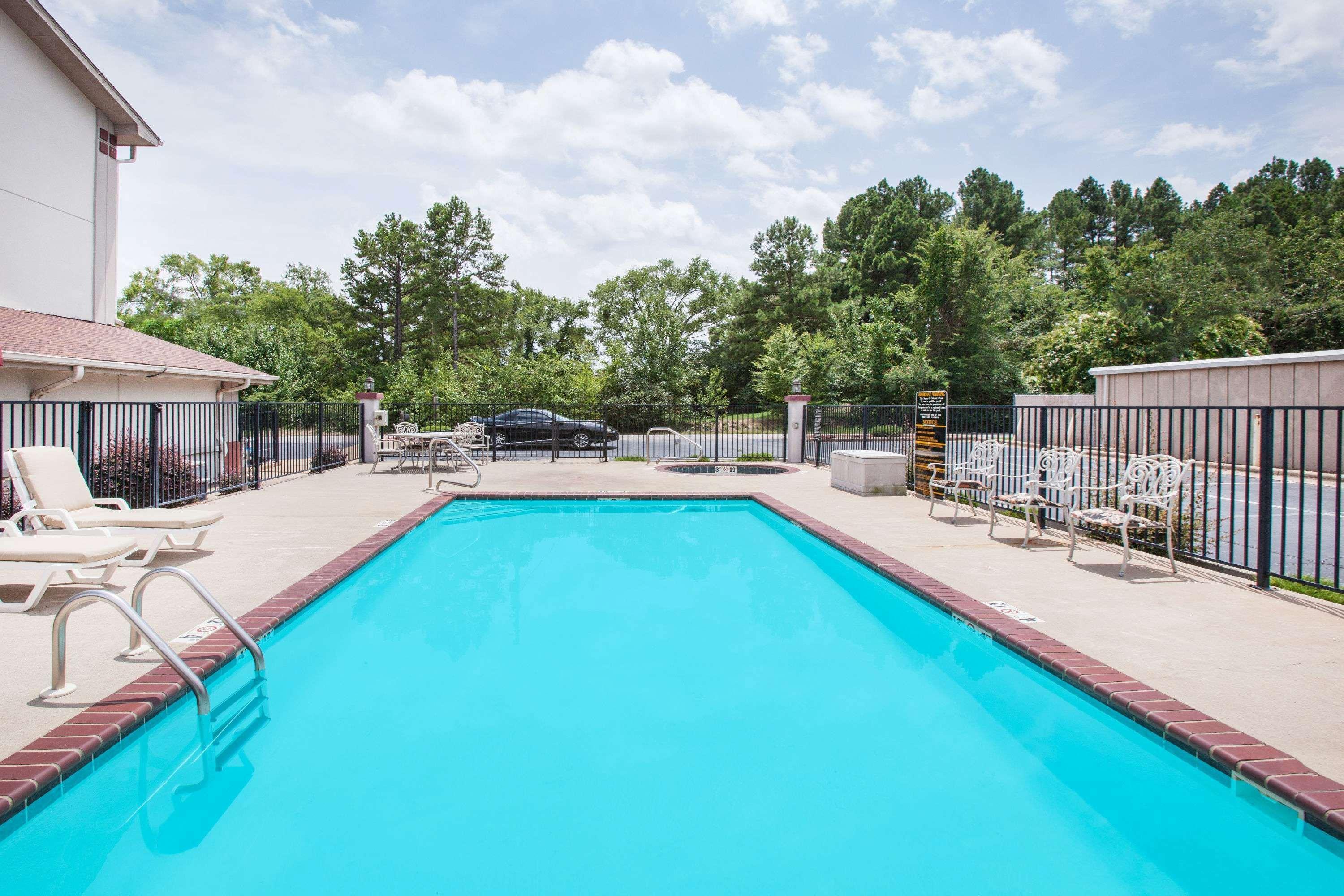 Super 8 By Wyndham Hot Springs Hotel Exterior photo