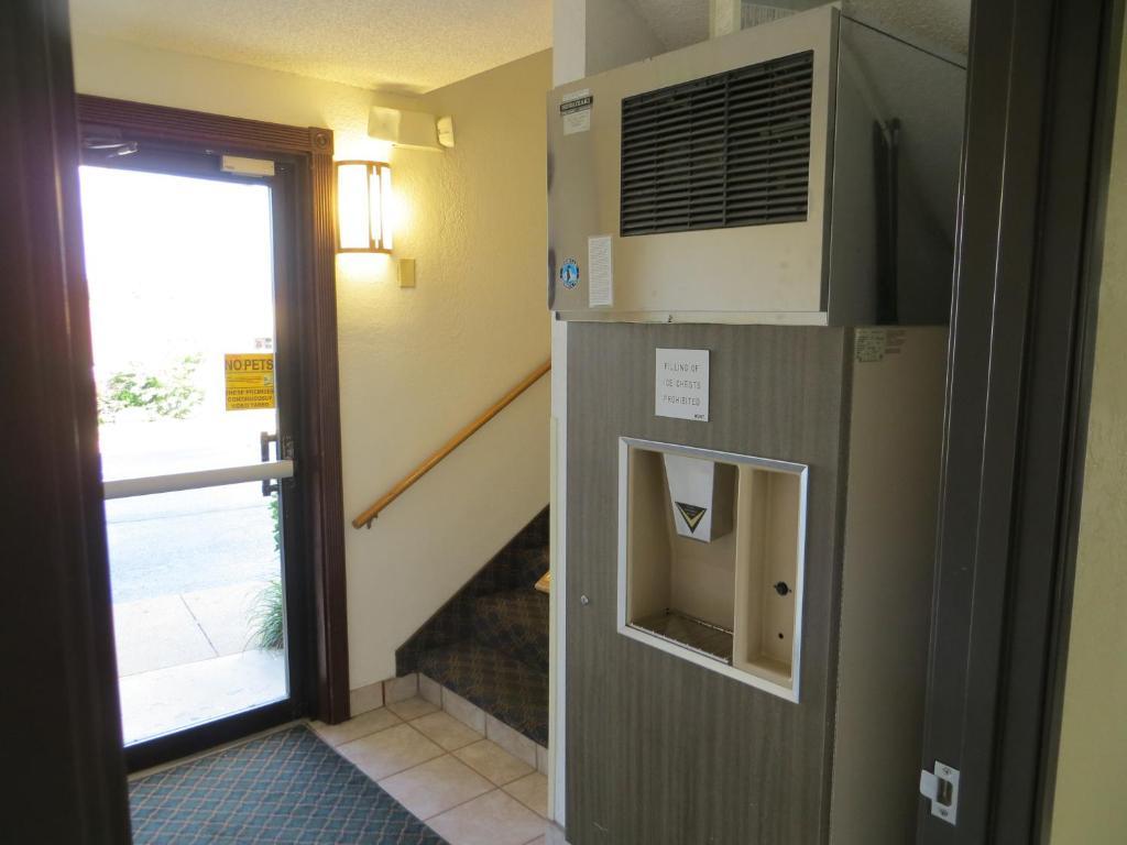 Super 8 By Wyndham Hot Springs Hotel Exterior photo