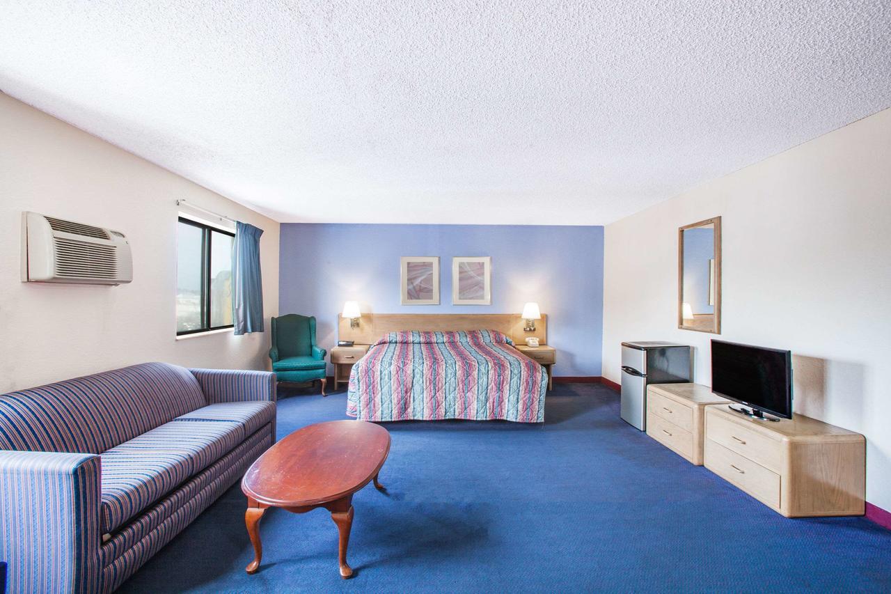 Super 8 By Wyndham Hot Springs Hotel Exterior photo